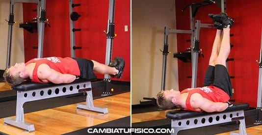 Elevaciones de piernas en banco plano