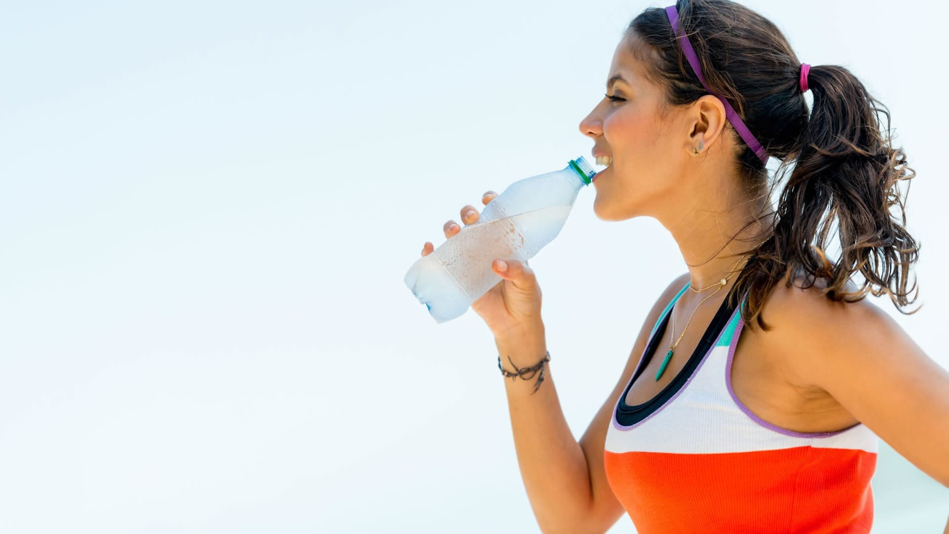 Девушка после воды. Вода на тренировке. Спортсмен пьет воду. Питье воды. Человек пьет воду.