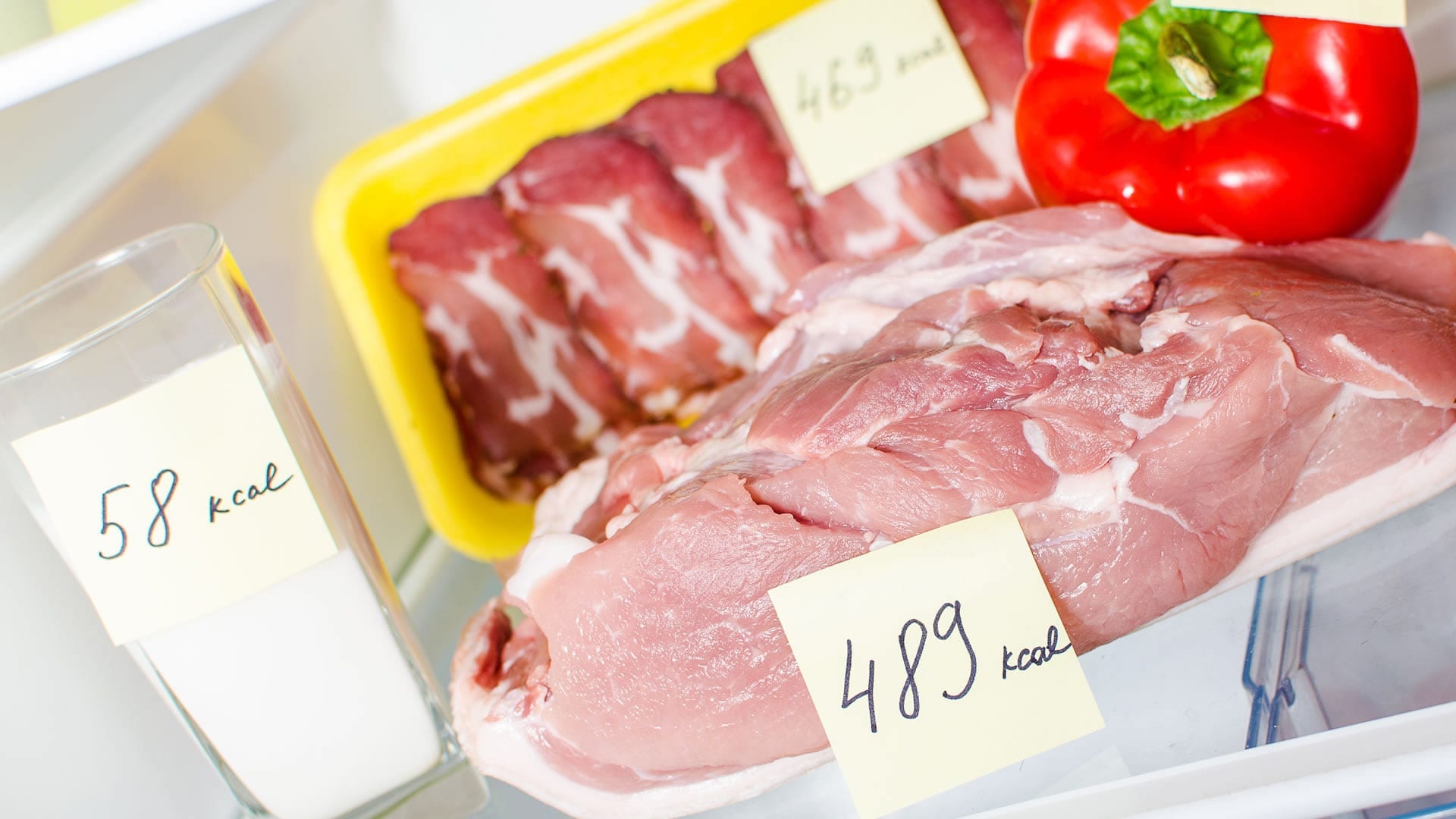 холодильник для мяса. свежее мясо в холодильнике. полный холодильник мяса. холодильник для мяса. холодильник для мяса.