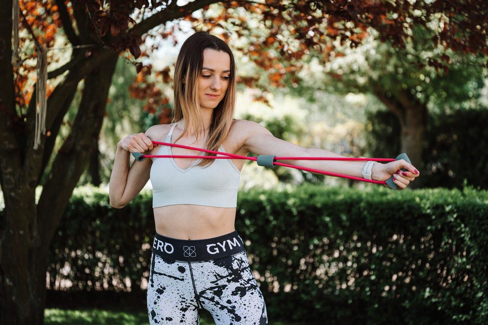 Entrenamiento con gomas elásticas en casa para brazos, hombros, espalda y  pecho