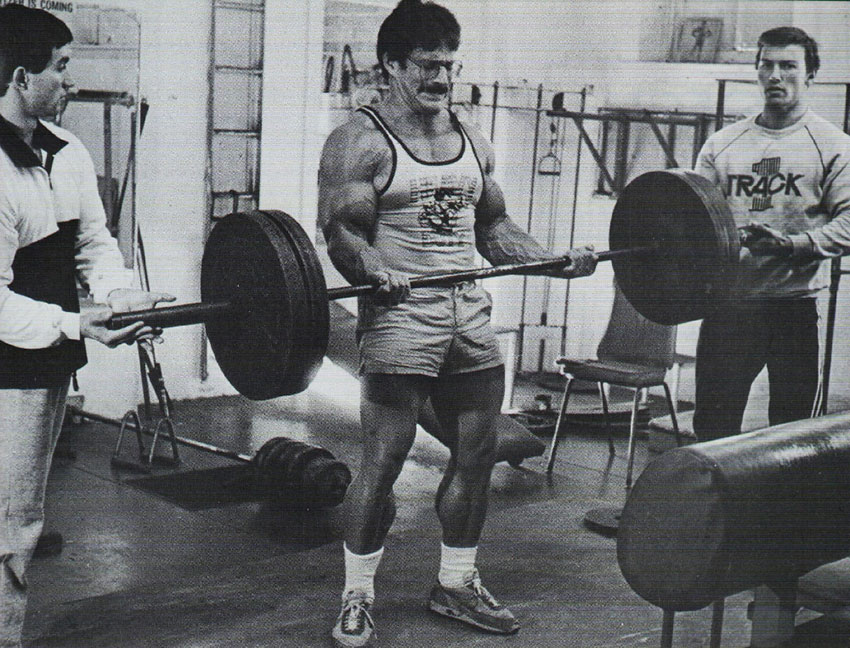 Mike Mentzer haciendo un curl muy pesado