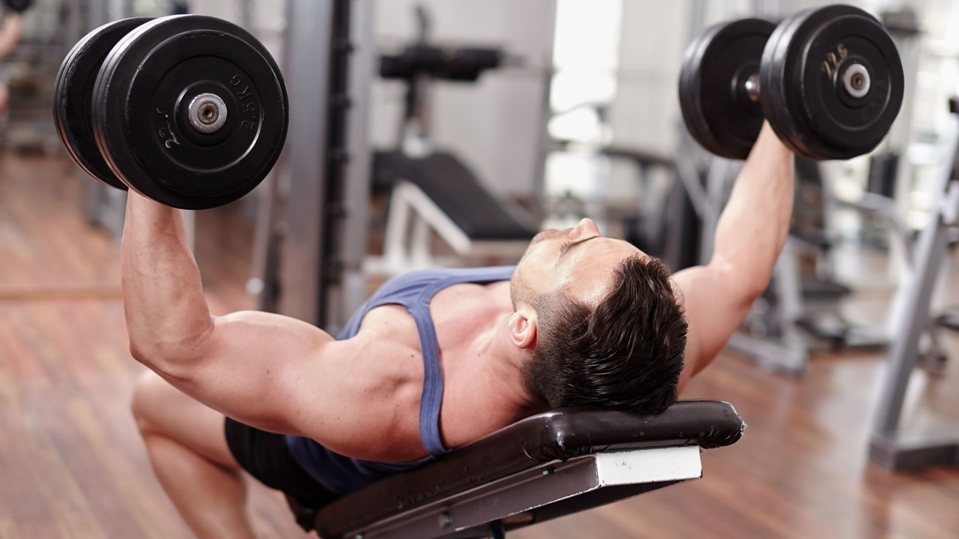 Накаченный спортсмен. Спортивные парни. Силовые тренировки. Тяга в наклоне с гантелями. Круговые отжимания.