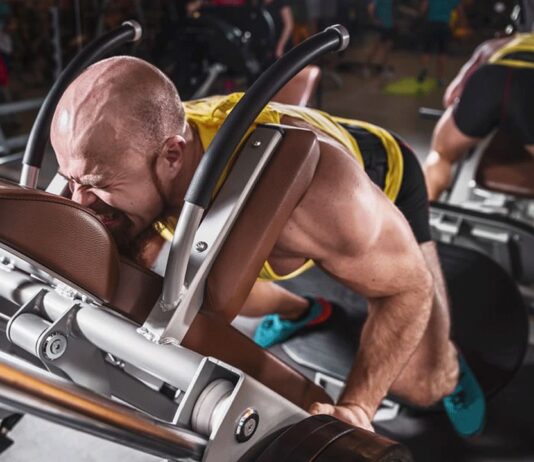 sentadilla hack inversa (reverse hack)